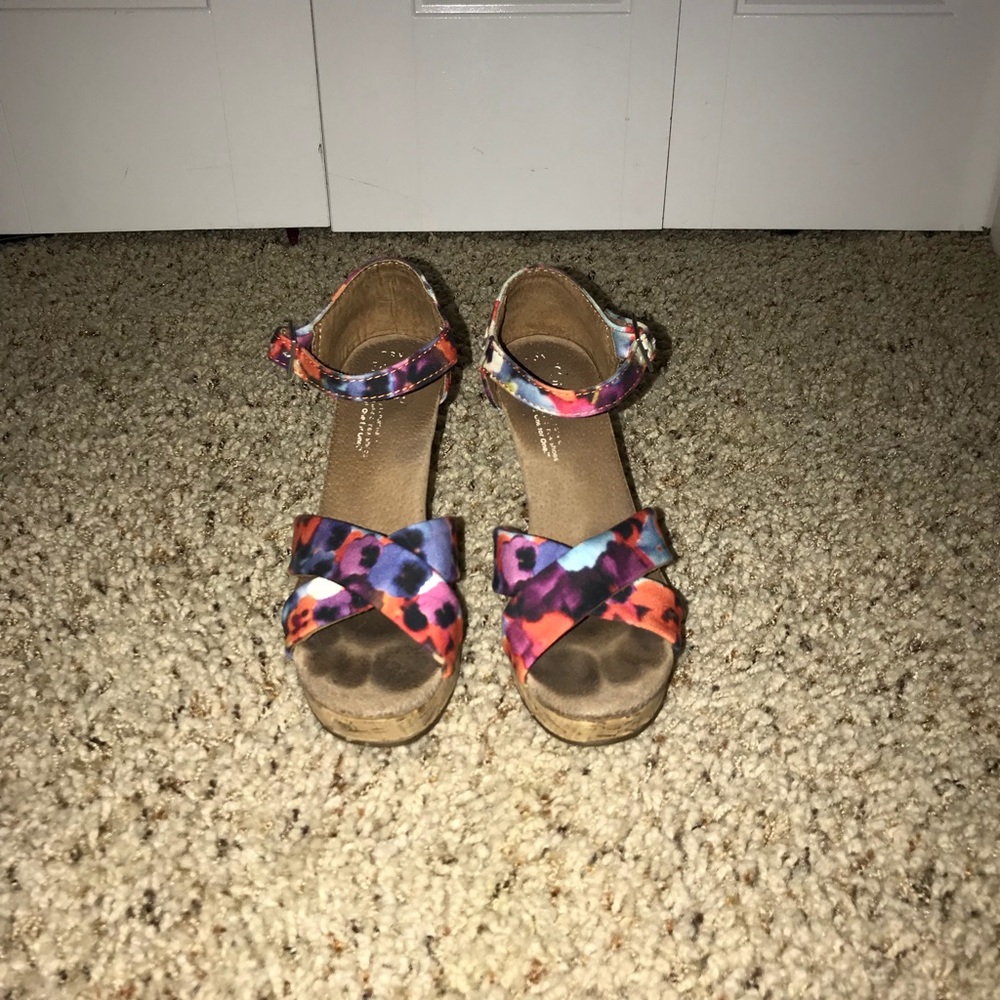 Toms floral wedges